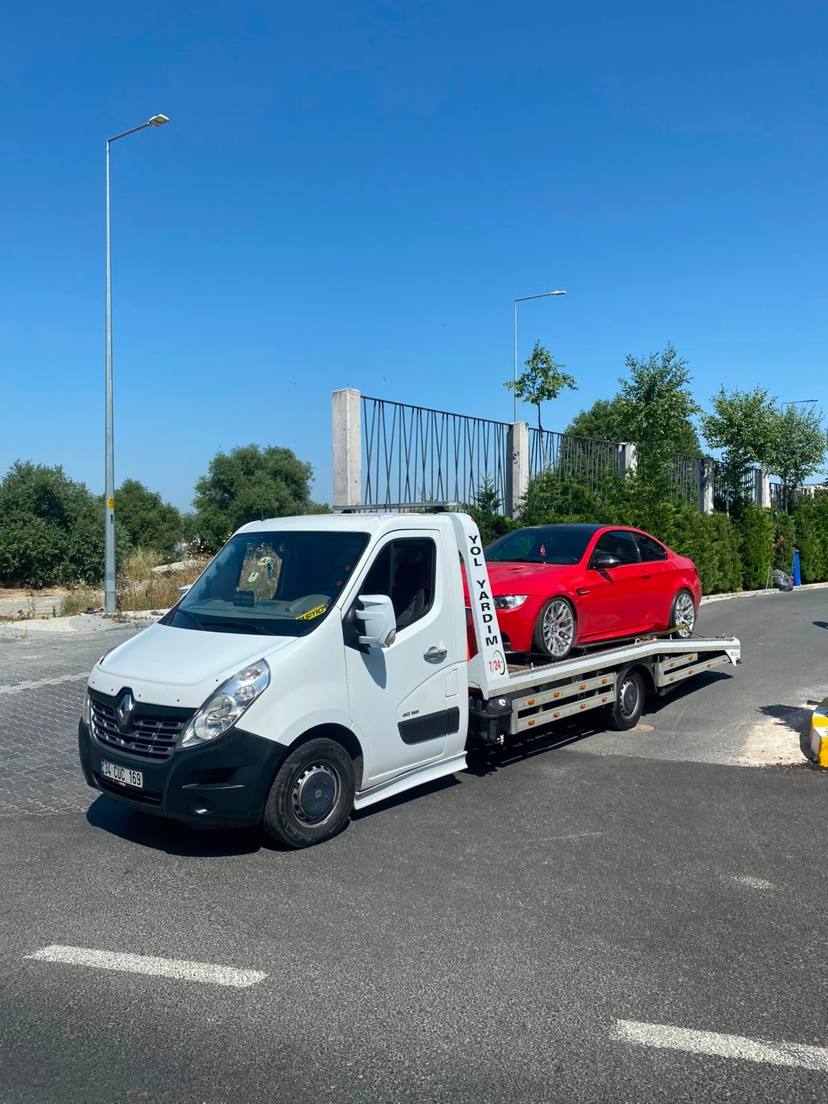 Platform çekici üzerinde taşınan kırmızı spor otomobil